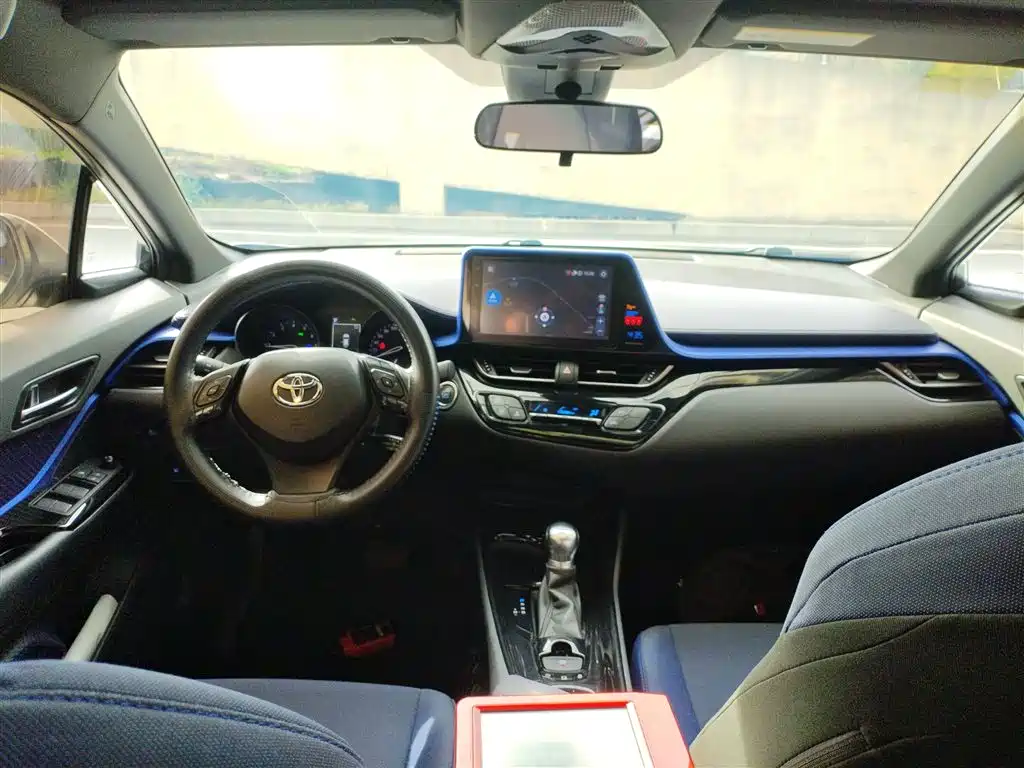 Toyota C-HR 2.0 L Leading Sunroof CN-V