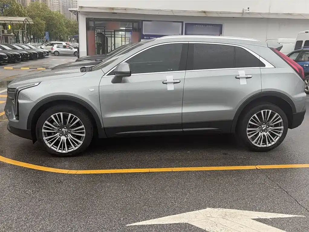 Cadillac XT4 28 T 2 WD Distinguished