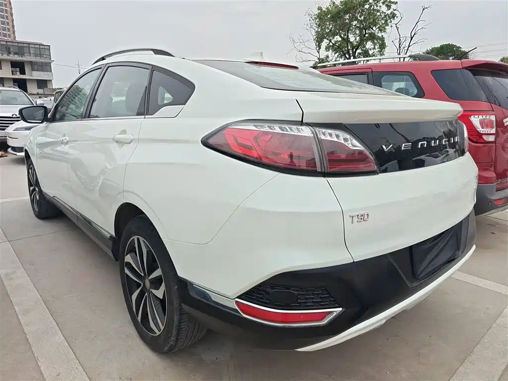 Venucia T90 2.0 L CVT Smart Style