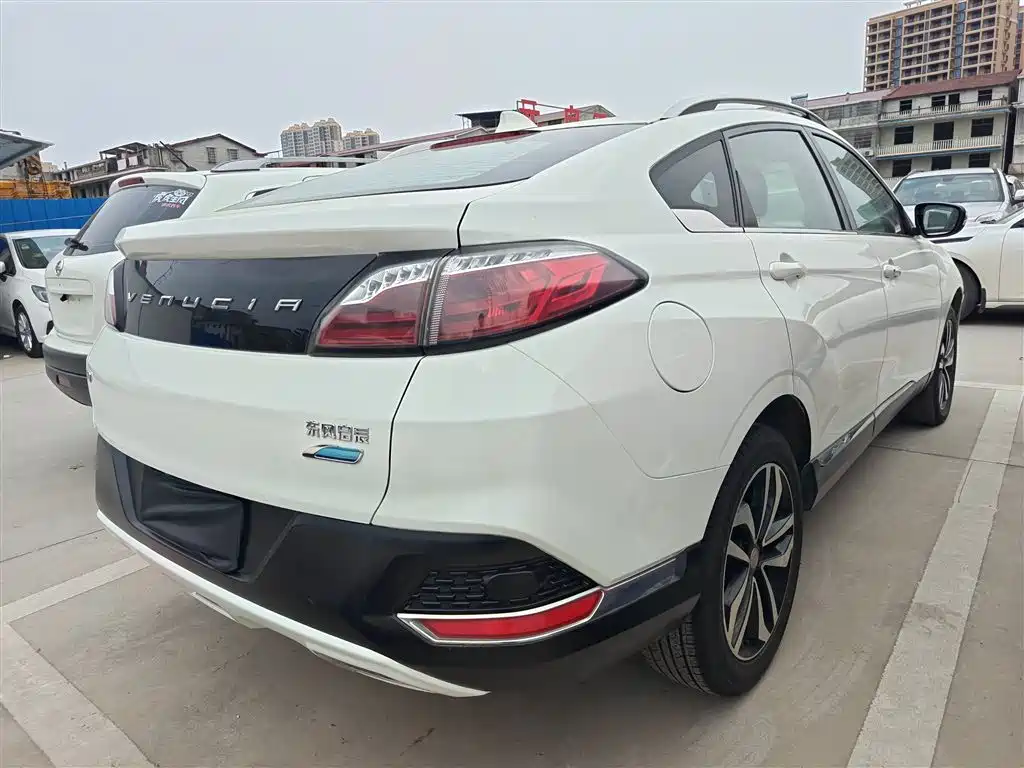 Venucia T90 2.0 L CVT Smart Style