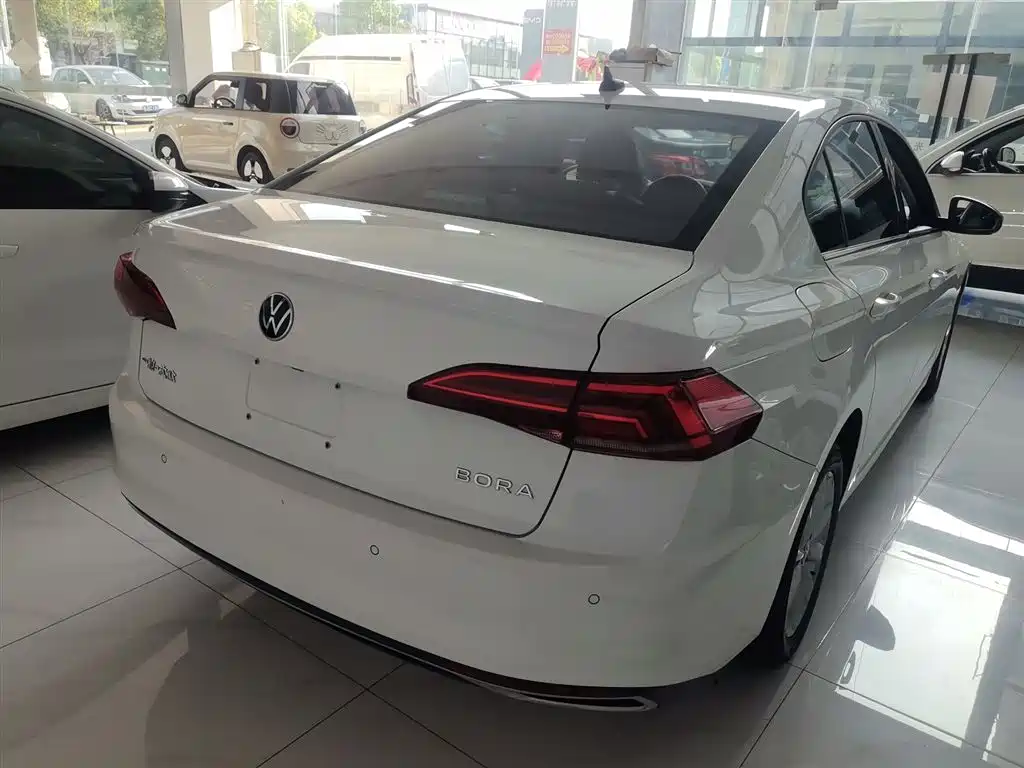 Bora 1.5 L Auto Comfort Connected