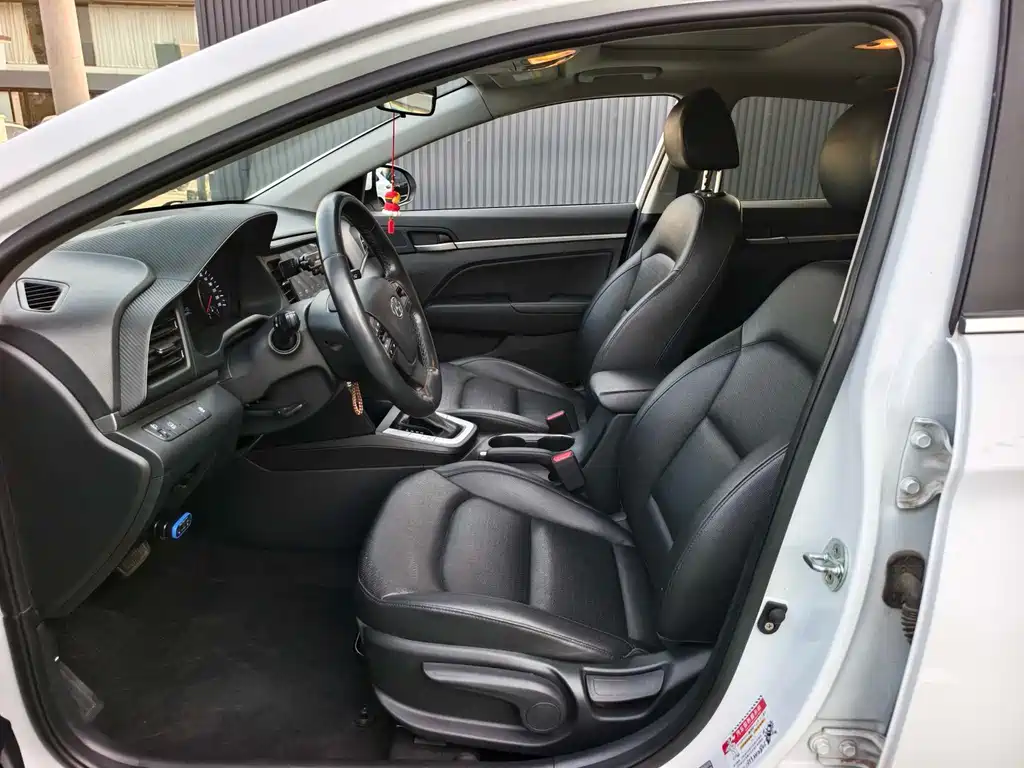 Elantra 1.5 L CVT Smart Dazzle · Elite