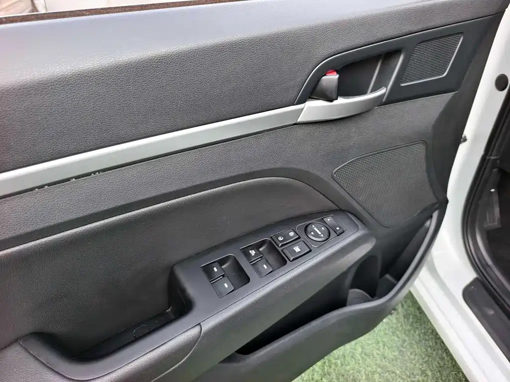 Elantra 1.5 L CVT Smart Dazzle · Elite