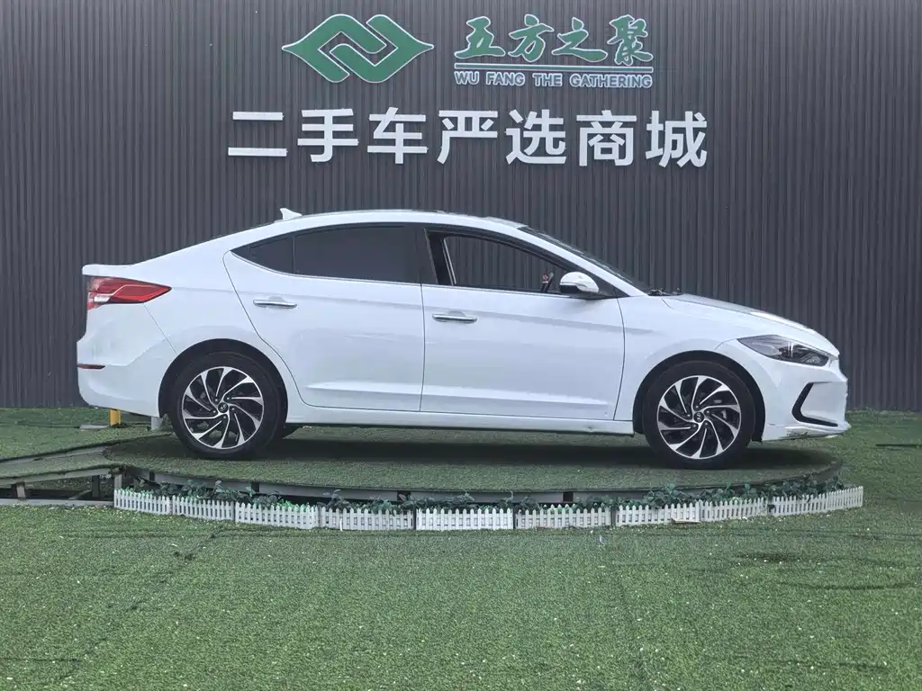 Elantra 1.5 L CVT Smart Dazzle · Elite