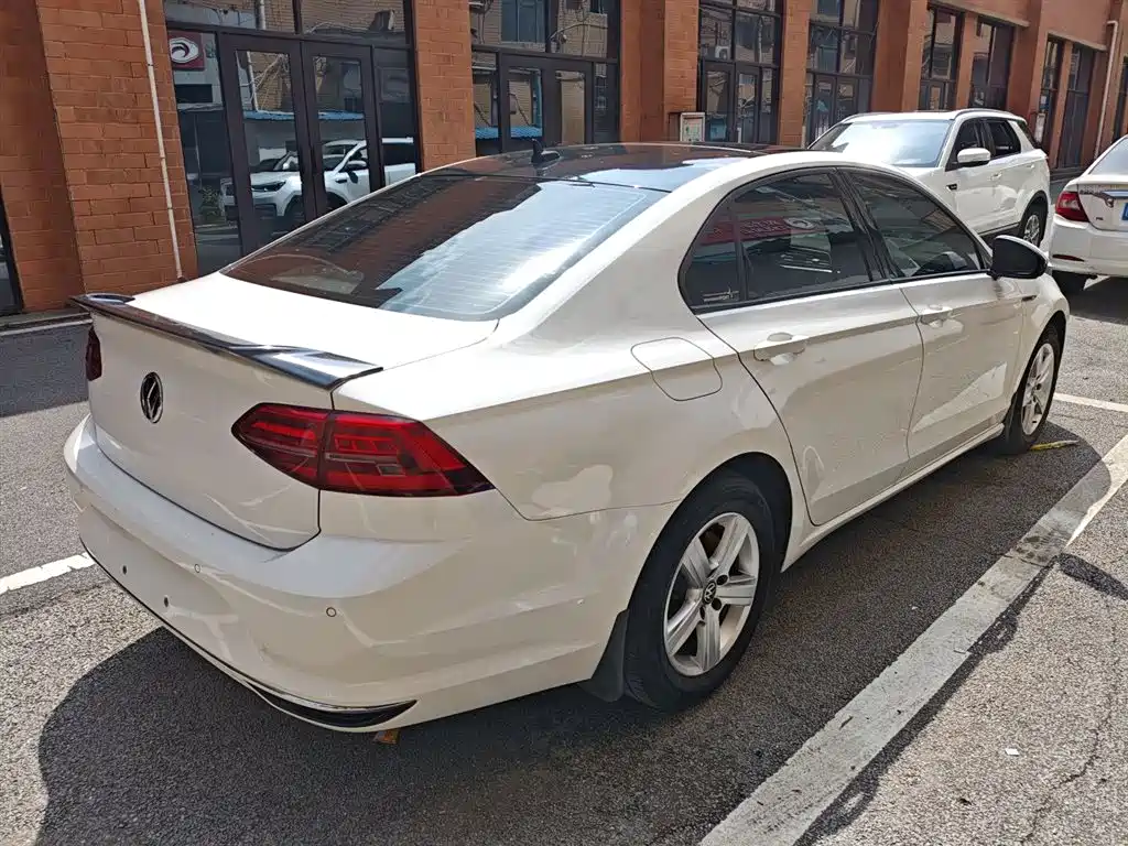 Lamando 230 TSI DSG Style