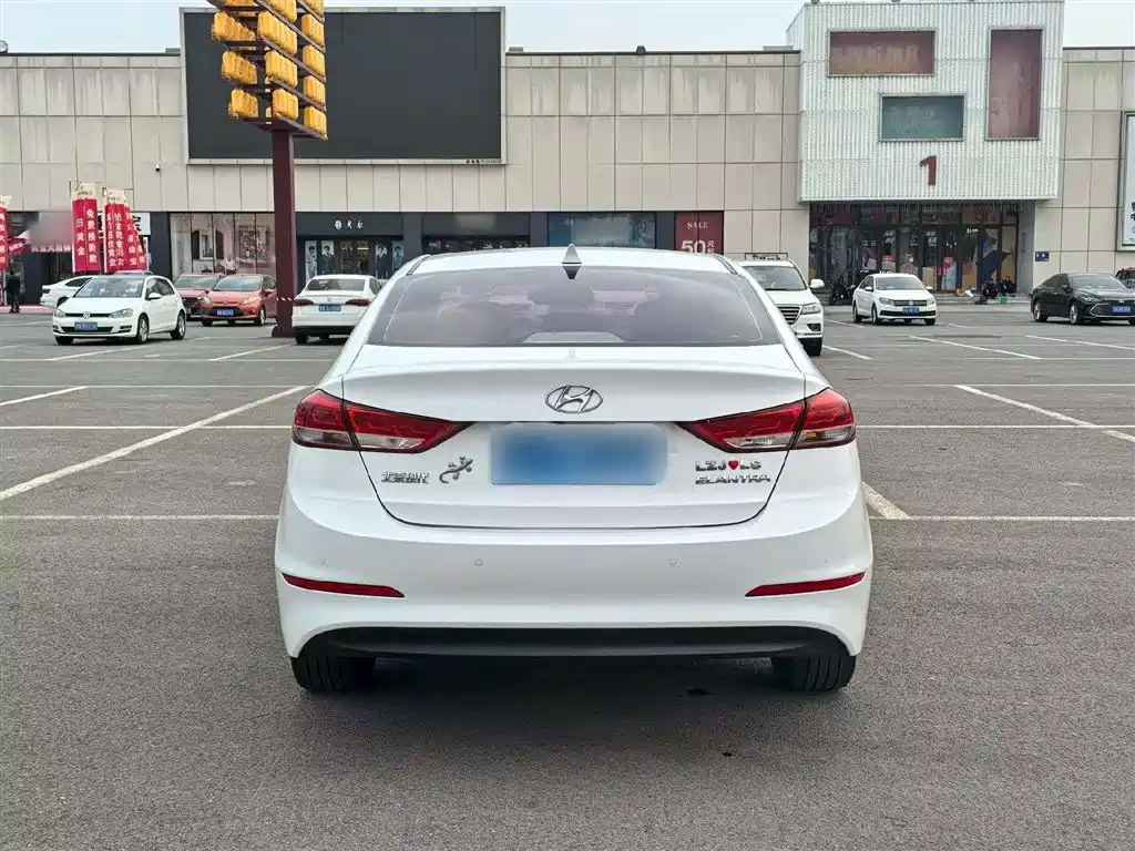 Elantra 1.5 L CVT Smart Dazzle · Elite