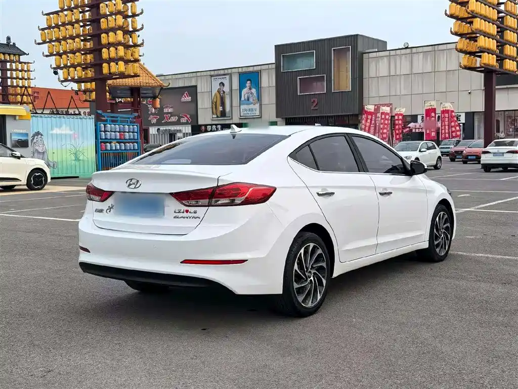 Elantra 1.5 L CVT Smart Dazzle · Elite