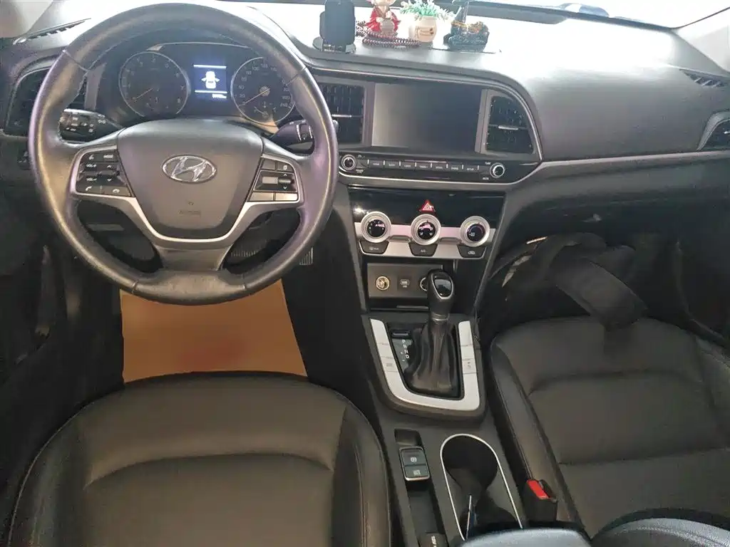 Elantra 1.5 L CVT Smart Dazzle · Elite