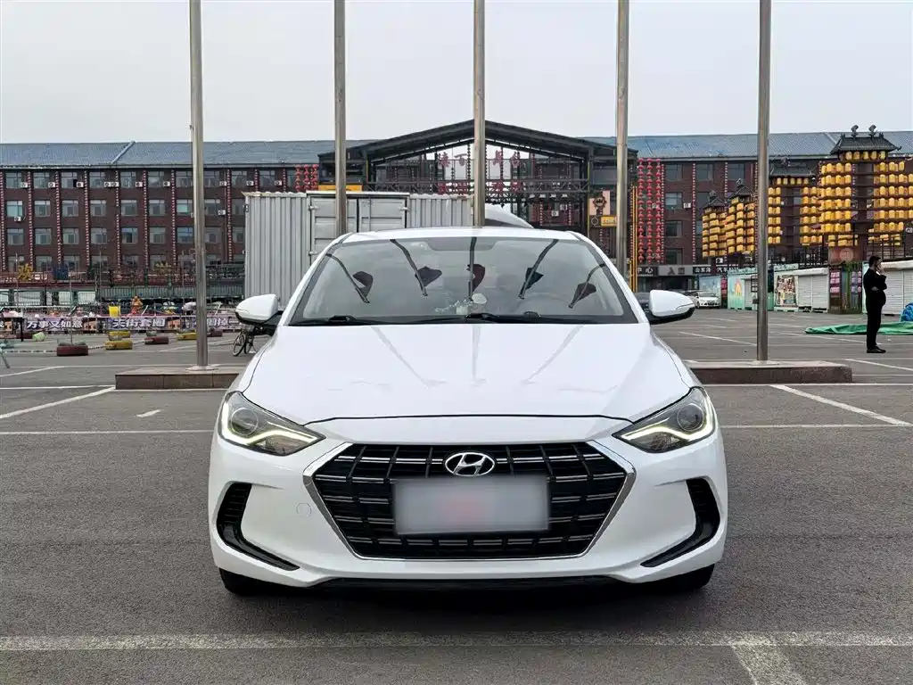 Elantra 1.5 L CVT Smart Dazzle · Elite