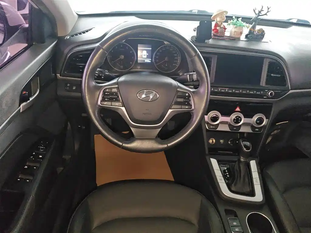Elantra 1.5 L CVT Smart Dazzle · Elite