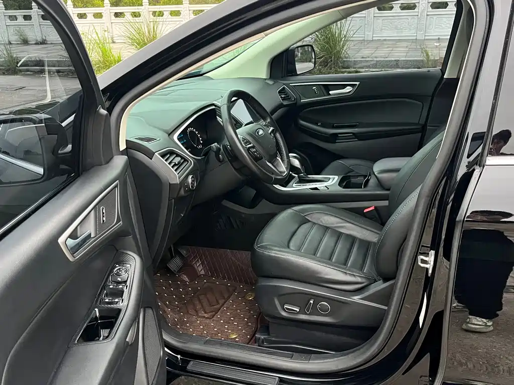 Edge EcoBoost 245 2 WD Platinum Sharp 5-seat