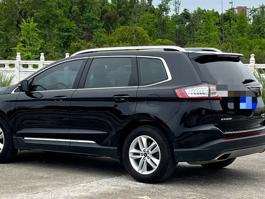Edge EcoBoost 245 2 WD Platinum Sharp 5-seat