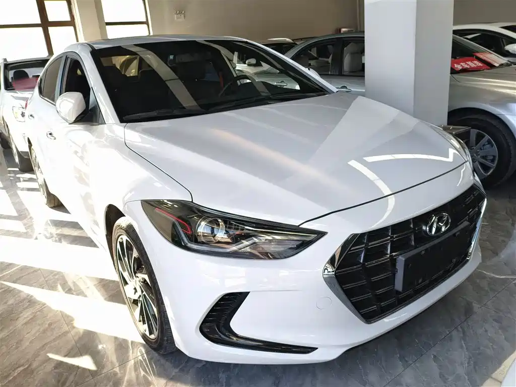 Elantra 1.4 T DCT Dynamic Shine · Active
