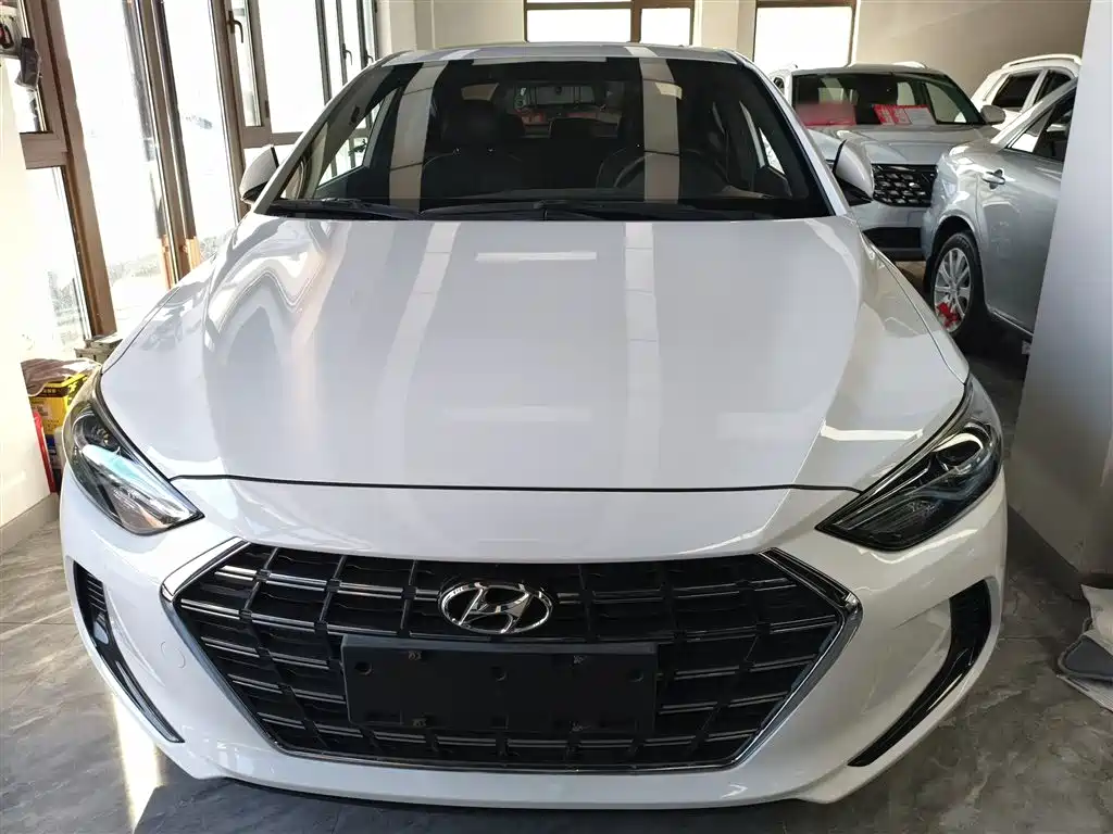 Elantra 1.4 T DCT Dynamic Shine · Active