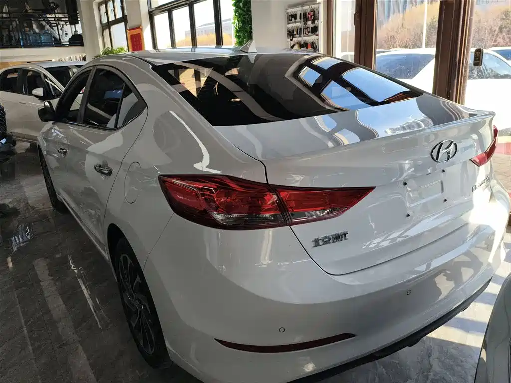 Elantra 1.4 T DCT Dynamic Shine · Active