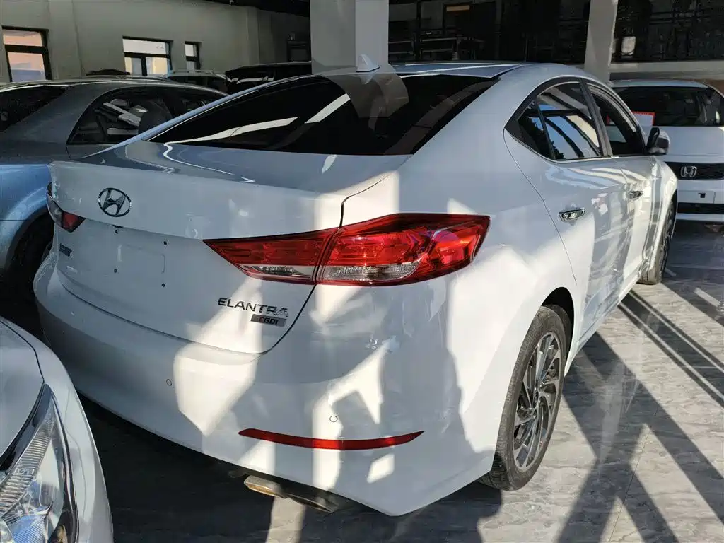 Elantra 1.4 T DCT Dynamic Shine · Active