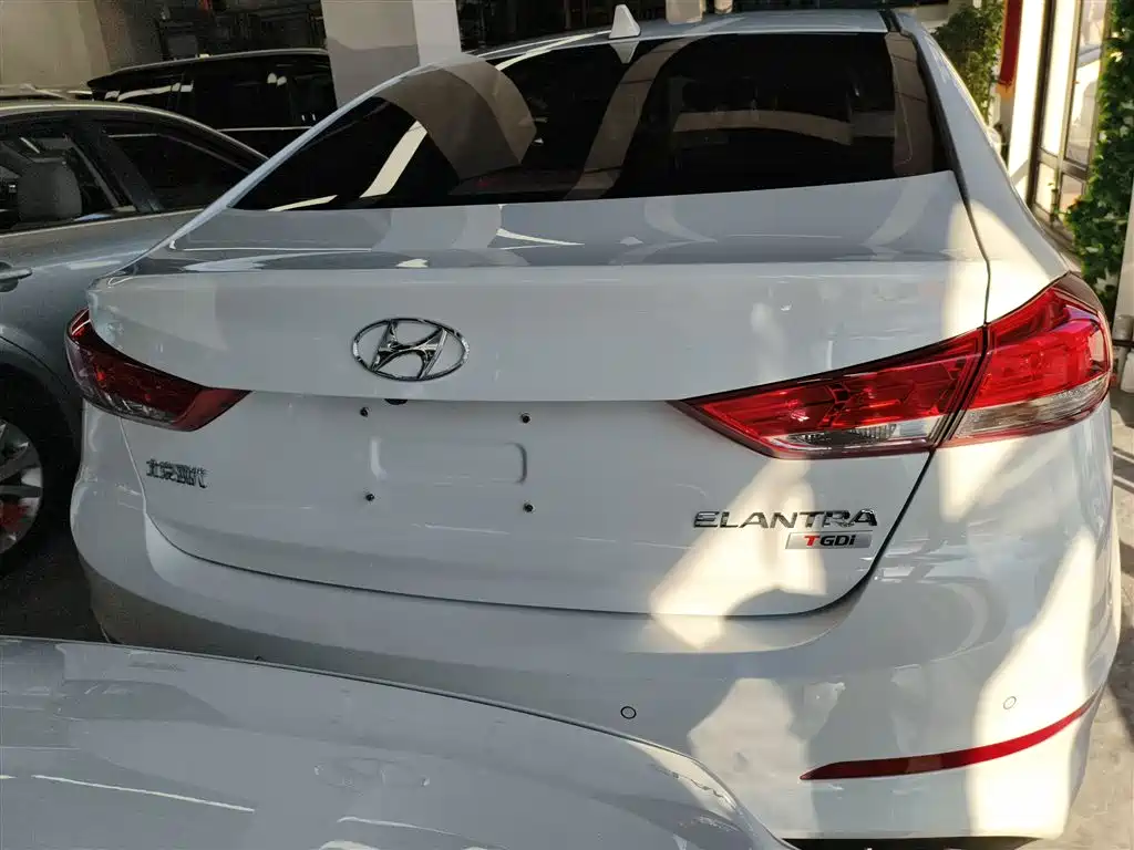 Elantra 1.4 T DCT Dynamic Shine · Active