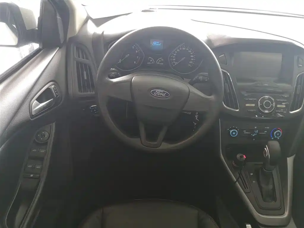 Focus Hatchback 1.6 L Auto Comfort Smart Travel