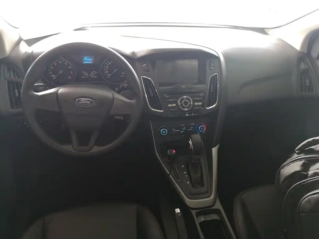 Focus Hatchback 1.6 L Auto Comfort Smart Travel