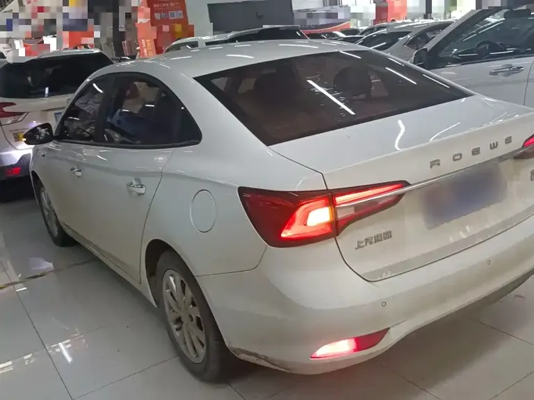 Roewe i5 1.5 L Manual 4 G Connected Leading Luxury