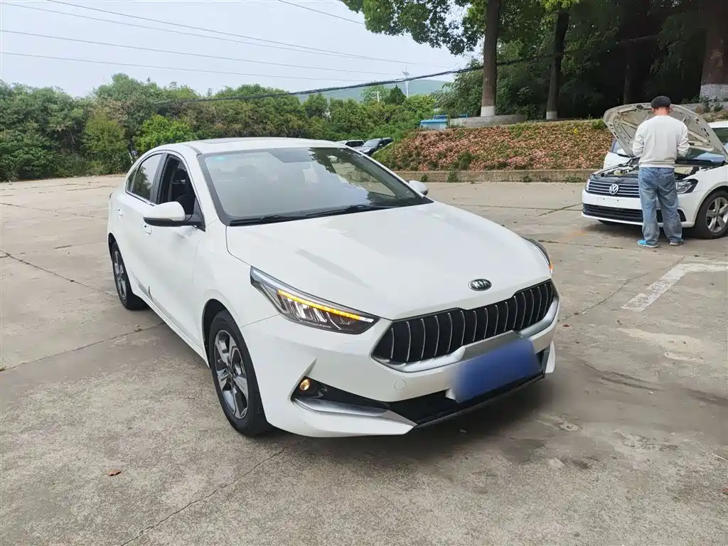 Kia K3 1.5 L CVT Smart Enjoyment Connected