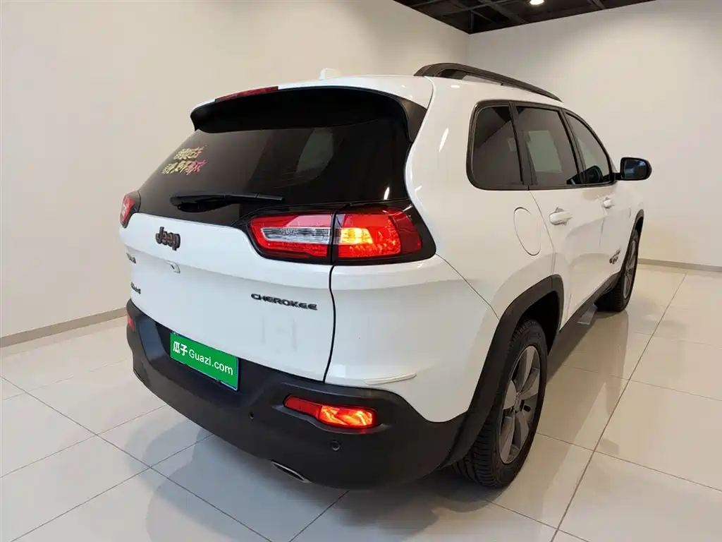 Cherokee 自由光 2016款 2.4 L 75周年致敬版