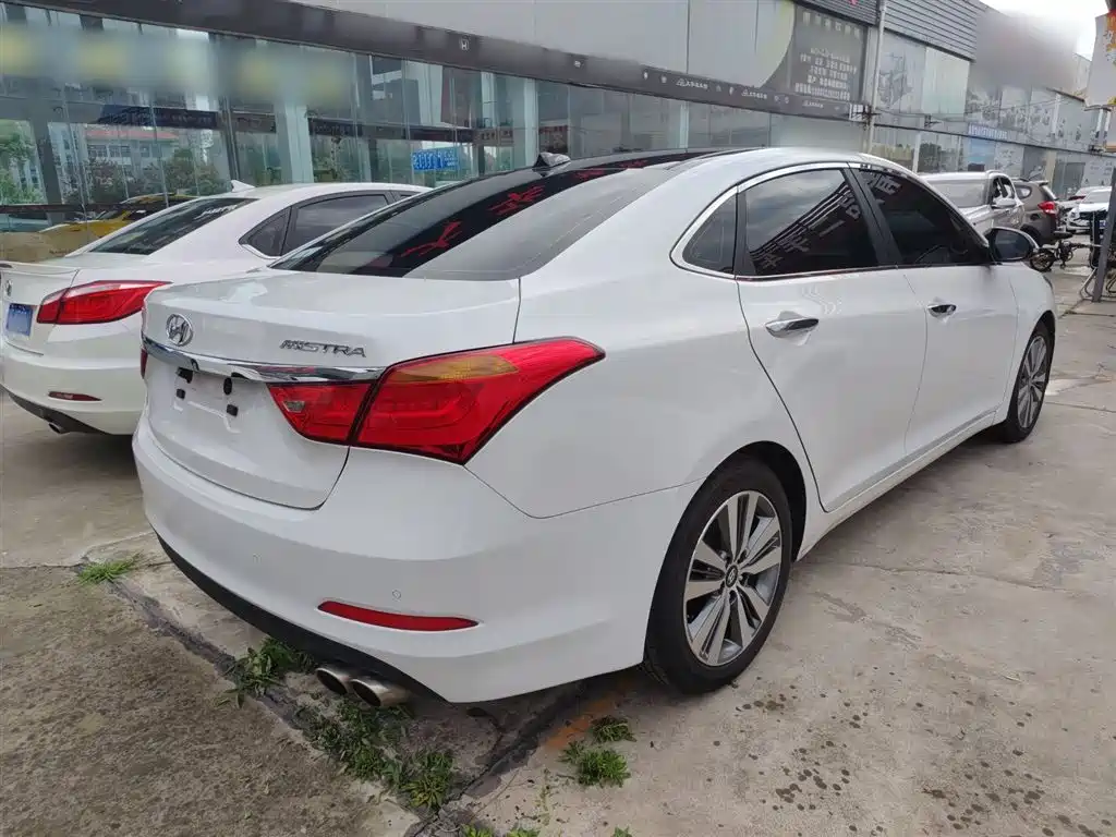 Mistra 1.8 L Auto Distinguished DLX
