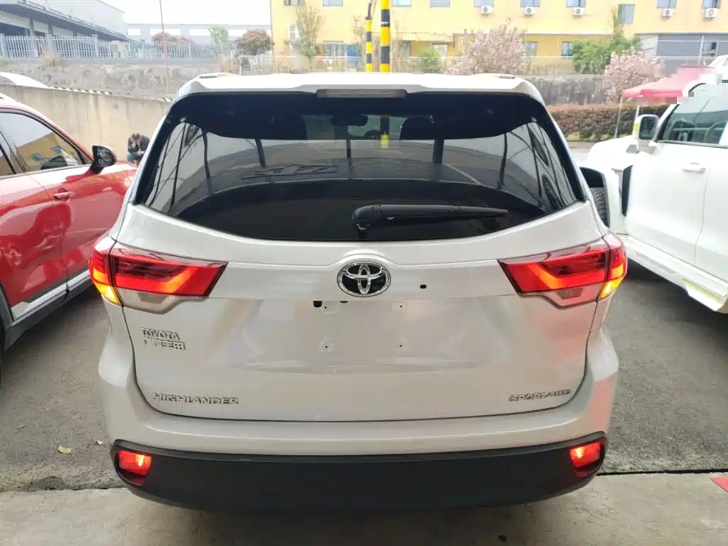 Highlander 2.0 T 4 WD Distinguished 7-seat CN-V