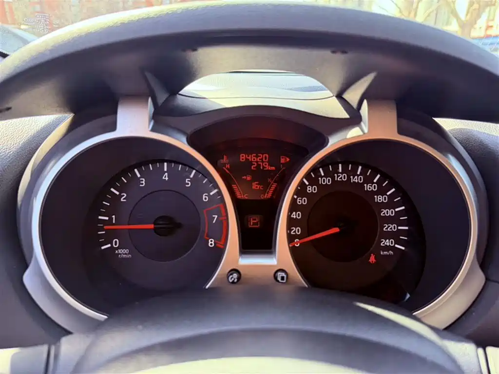 Infiniti ESQ 1.6 L Personality