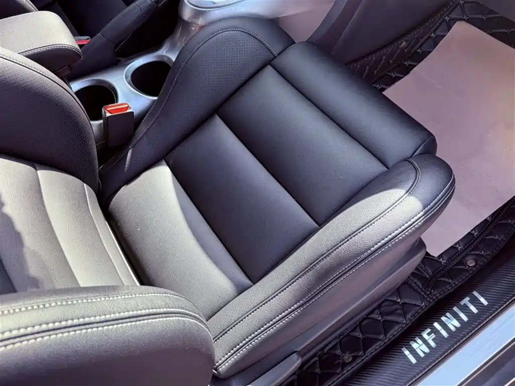 Infiniti ESQ 1.6 L Personality