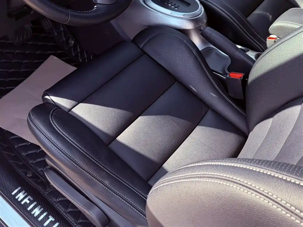 Infiniti ESQ 1.6 L Personality