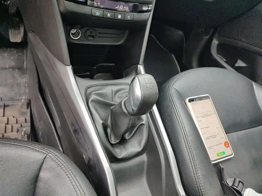 Peugeot 2008 标致2008 2014款 1.6 L 手动时尚版