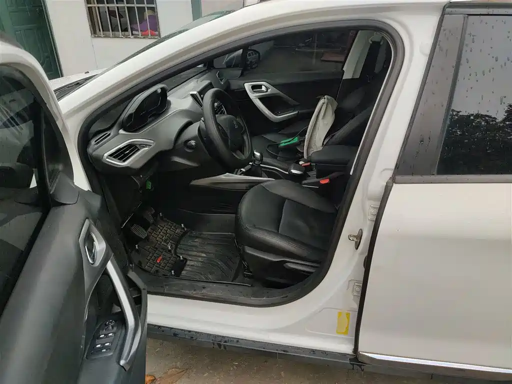 Peugeot 2008 标致2008 2014款 1.6 L 手动时尚版