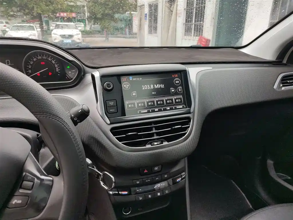 Peugeot 2008 标致2008 2014款 1.6 L 手动时尚版