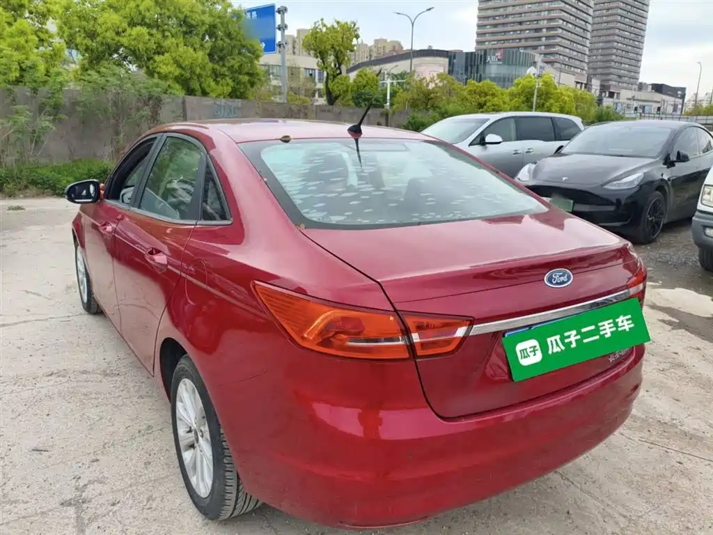 Escort 1.5 L Auto Fashion