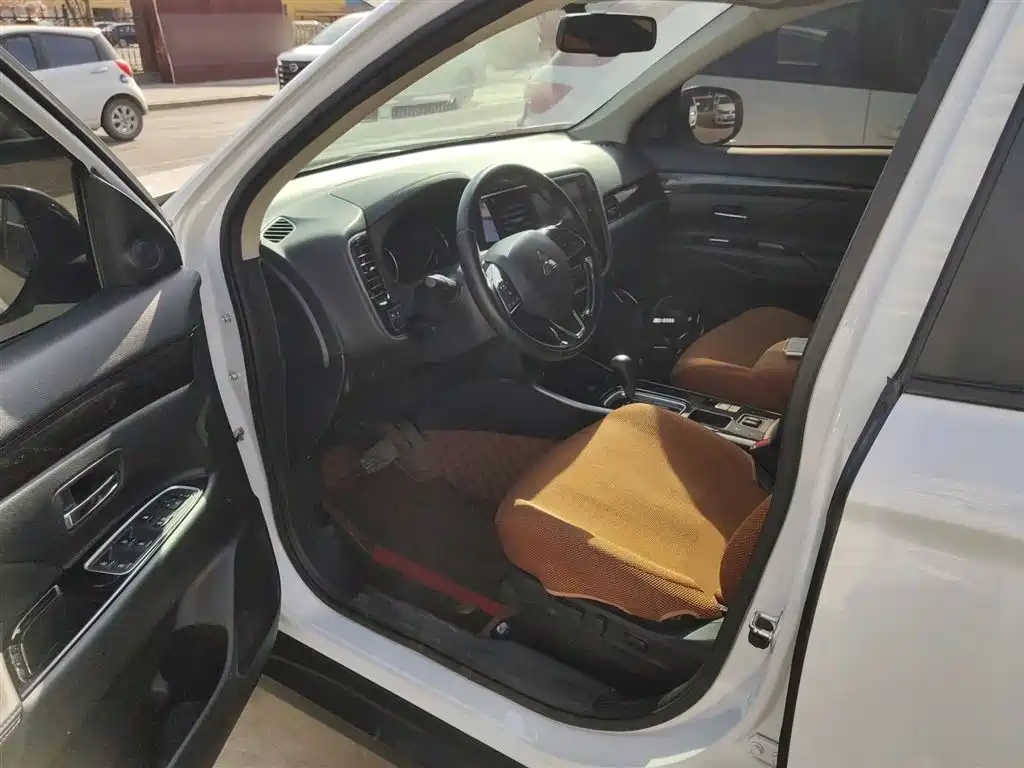 Outlander 2.0 L 2 WD Smooth Enjoyment 5-seat