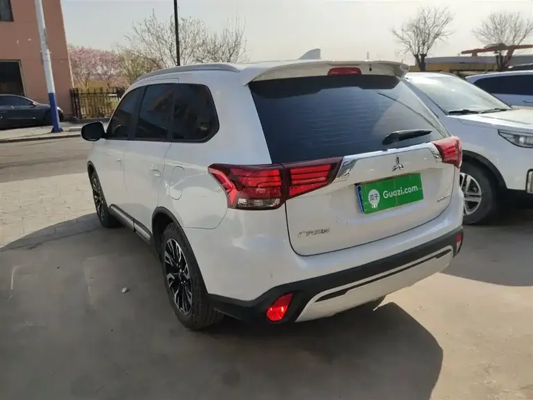 Mitsubishi Outlander 2.0 L 2 WD Smooth Enjoyment 5-seat