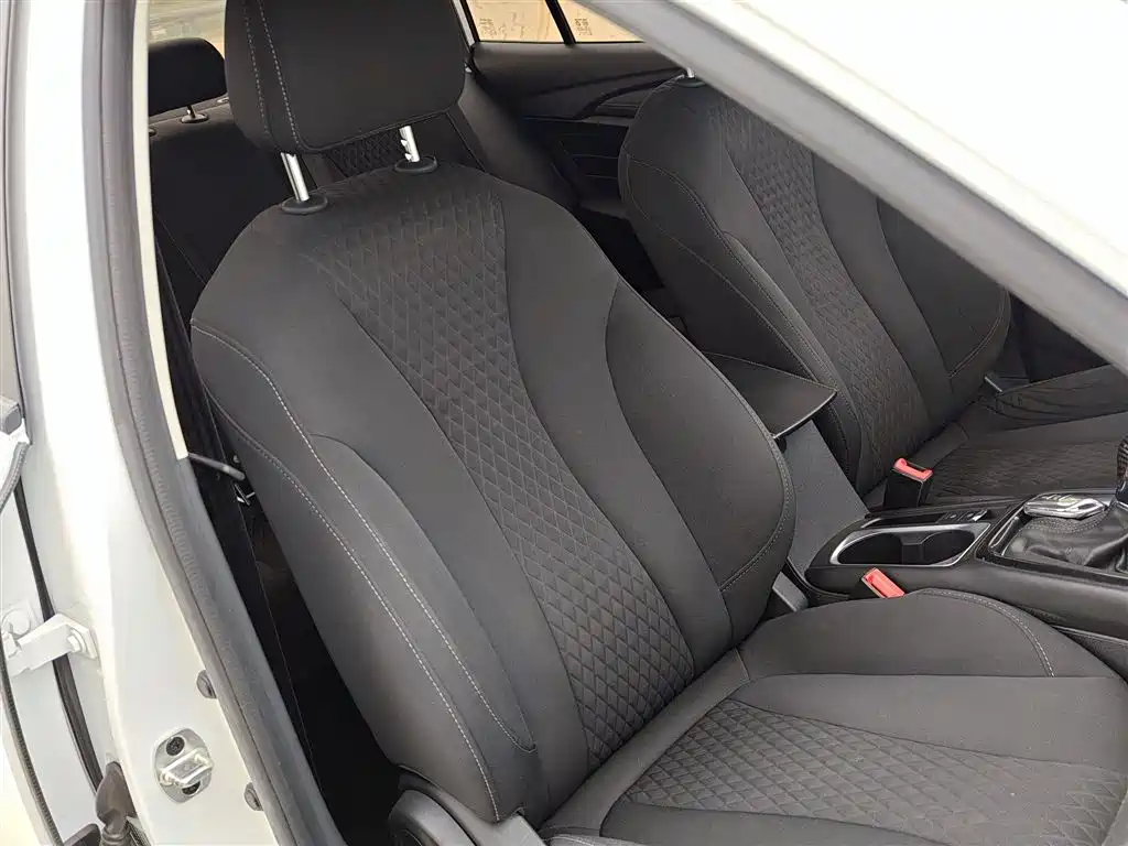 Roewe i5 1.5 L Auto 4 G Connected Leading Luxury