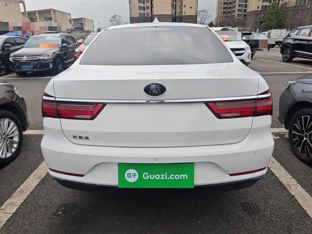 Qin 1.5 L Auto Distinguished