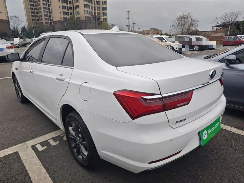 Qin 1.5 L Auto Distinguished