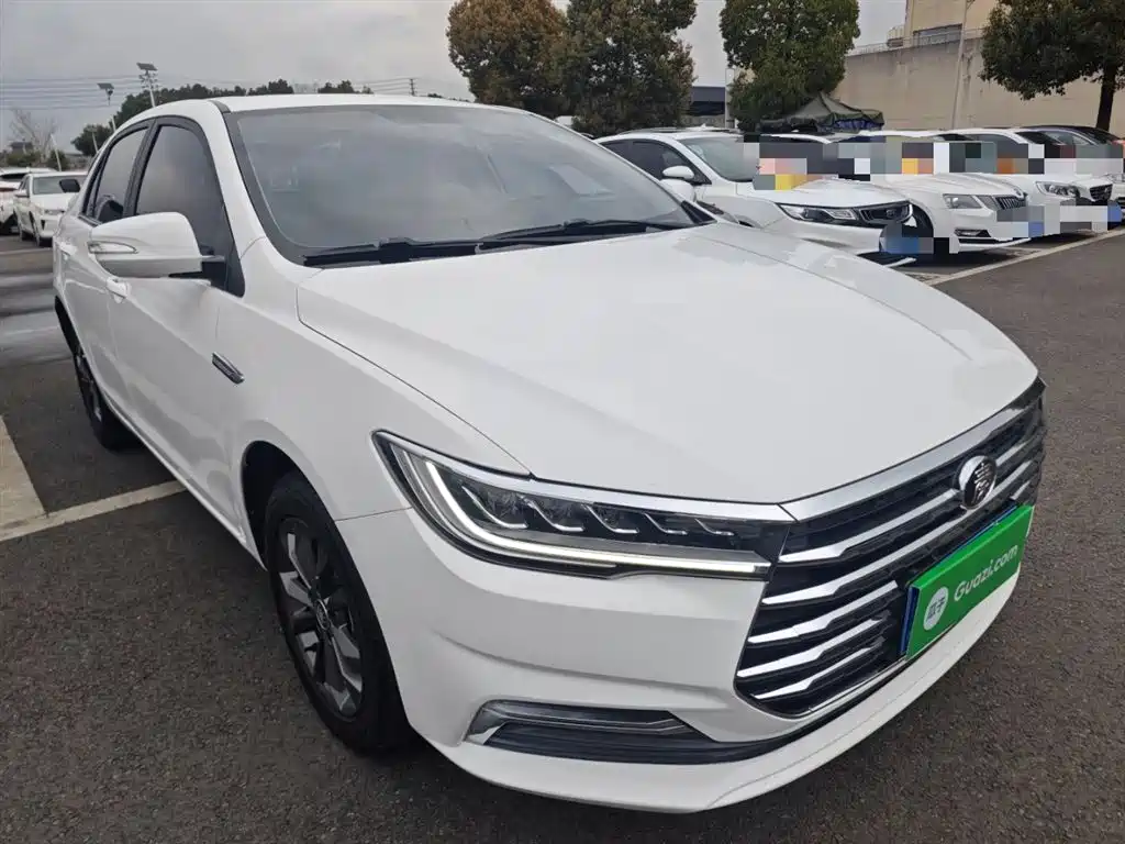 Qin 1.5 L Auto Distinguished