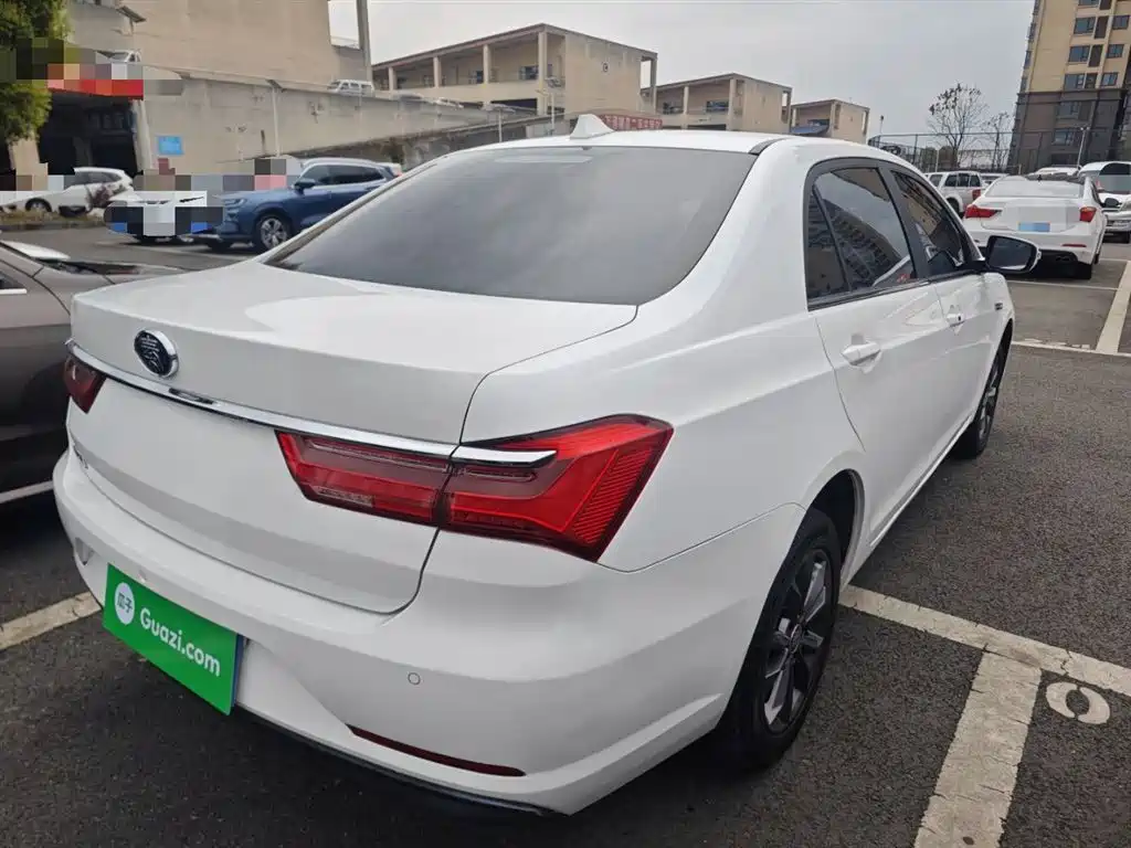 Qin 1.5 L Auto Distinguished