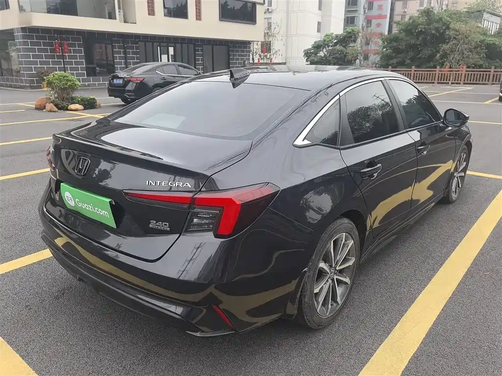 Integra 240 TURBO CVT Luxury