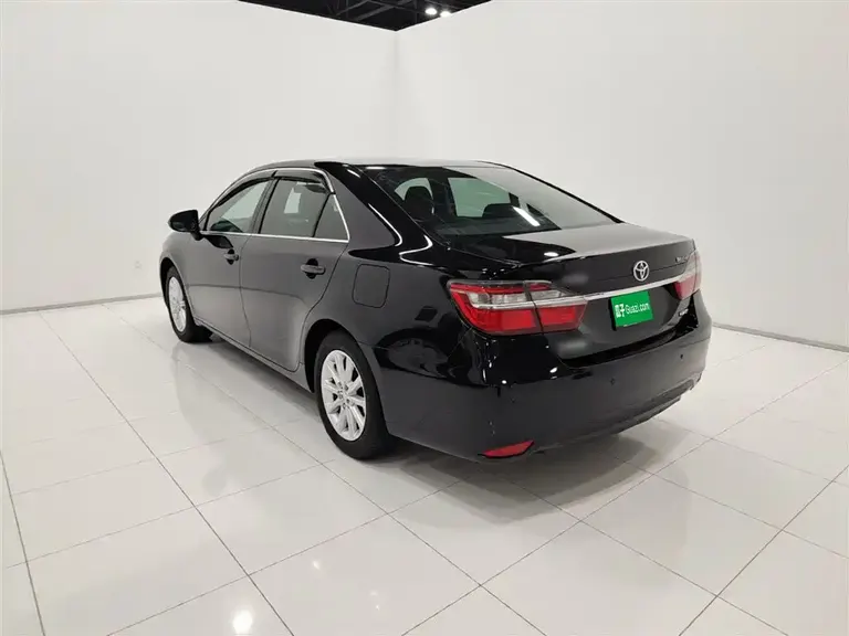 Toyota Camry 2.0 G Leading