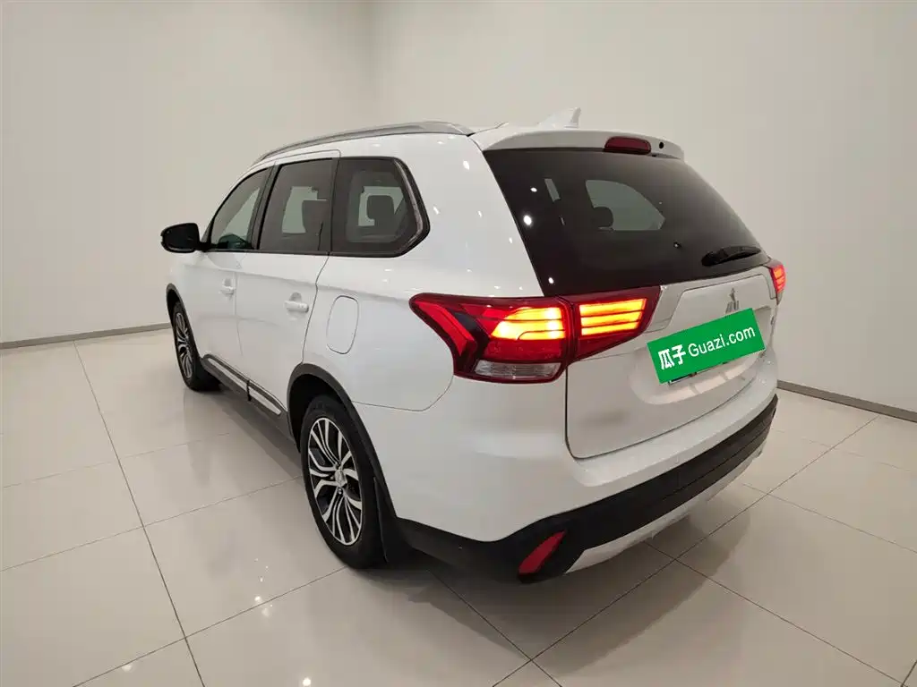 Outlander 2.0 L 2 WD Glory 5-seat