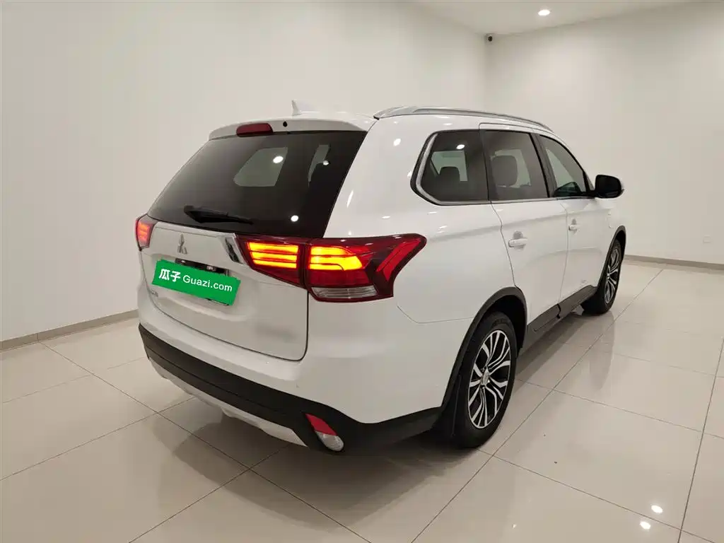 Outlander 2.0 L 2 WD Glory 5-seat