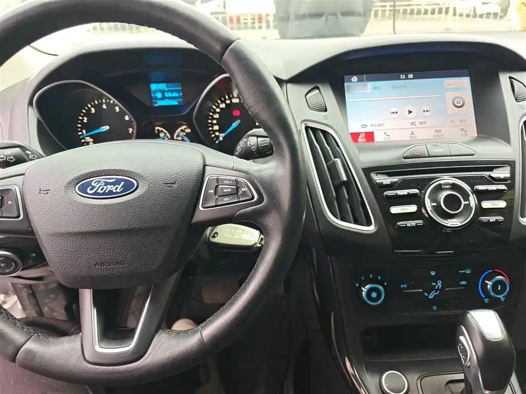 Focus Hatchback Classic 1.6 L Auto Style Smart Travel