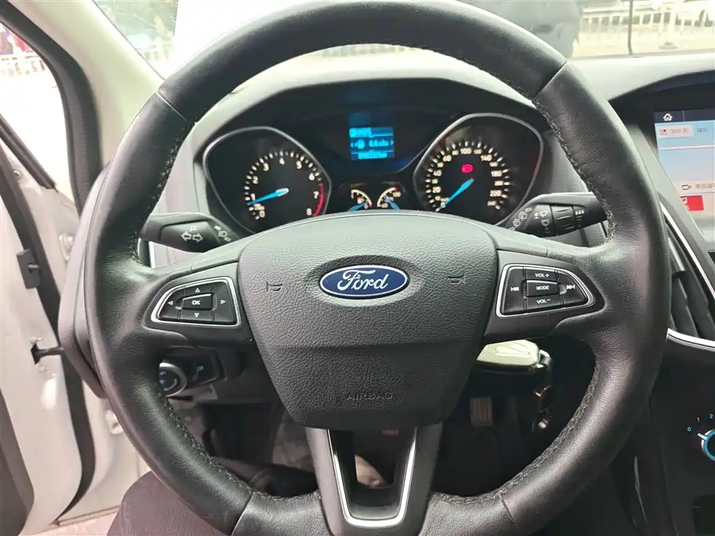 Focus Hatchback Classic 1.6 L Auto Style Smart Travel