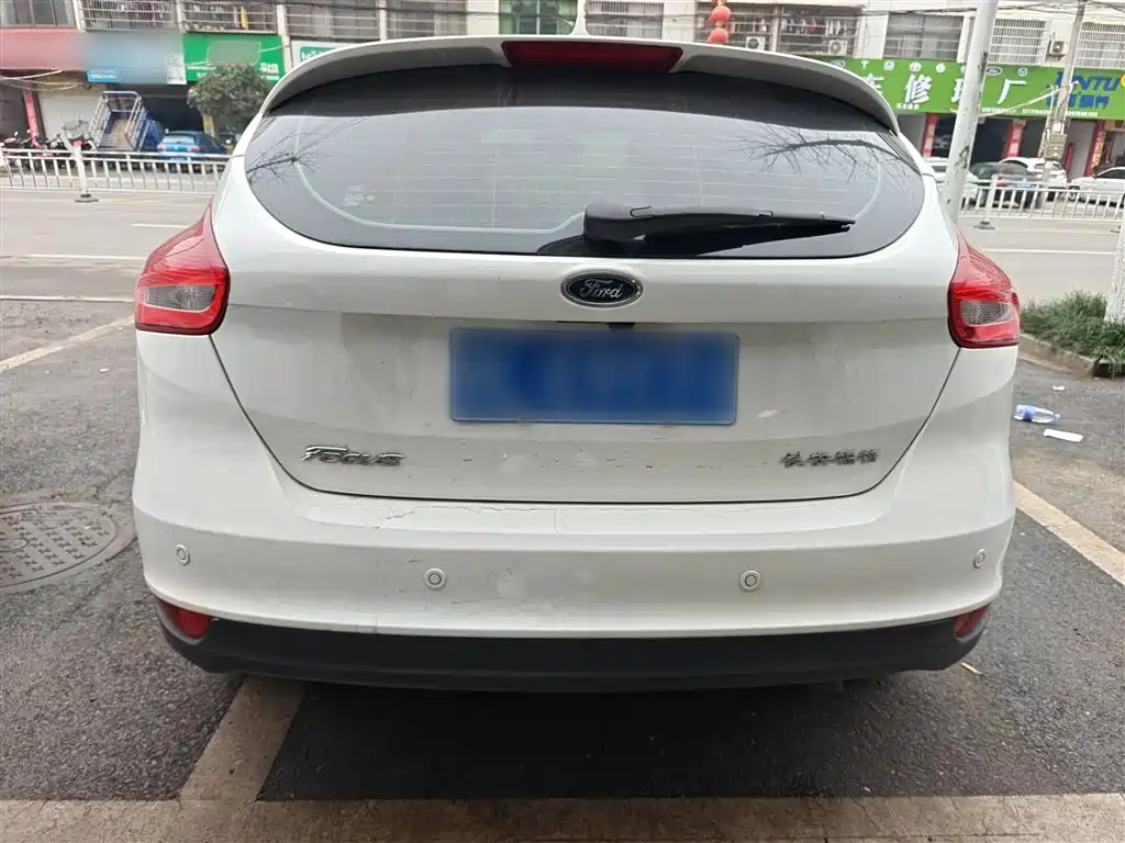 Focus Hatchback Classic 1.6 L Auto Style Smart Travel