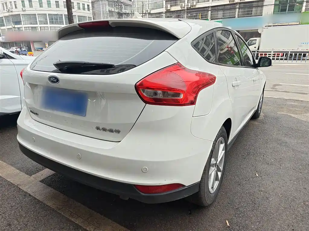 Focus Hatchback Classic 1.6 L Auto Style Smart Travel